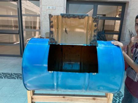 طلبة برنامج "من أجل" من مدرسة السلام بالقدس يصنعون سماداً طبيعيًا يستخدم بالزراعة بهدف المحافظة على البيئة